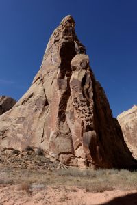 Skalní věže ve Spring Canyonu - Capitol Reef NP